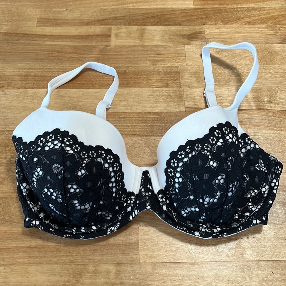 Body by Victoria Cream & Black Lace Bra
